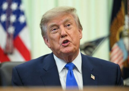 "Франция горит!": Трамп отреагировал на масштабные протесты в республике