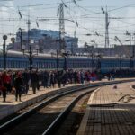 УЗ предупреждает о задержках поездов из-за постоянных атак РФ на вокзал в Днепре