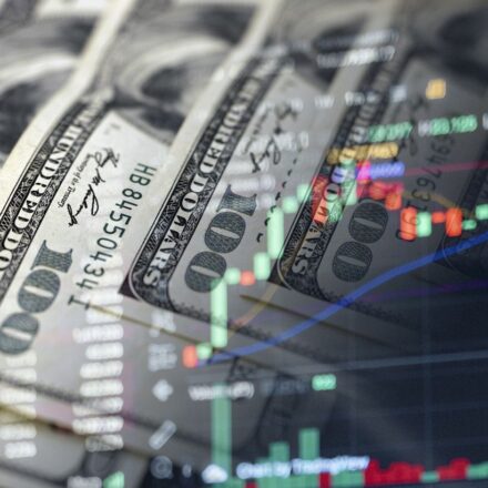 Курс валют на 29 октября: доллар стремительно растет в обменниках, но падает в банках