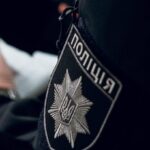 Толкнул жезлом под машину: в Киеве произошел инцидент между полицейским и велосипедистом
