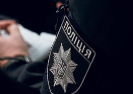 Толкнул жезлом под машину: в Киеве произошел инцидент между полицейским и велосипедистом