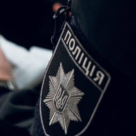 Толкнул жезлом под машину: в Киеве произошел инцидент между полицейским и велосипедистом