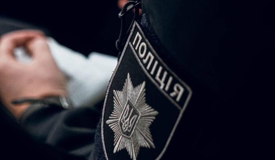 Толкнул жезлом под машину: в Киеве произошел инцидент между полицейским и велосипедистом