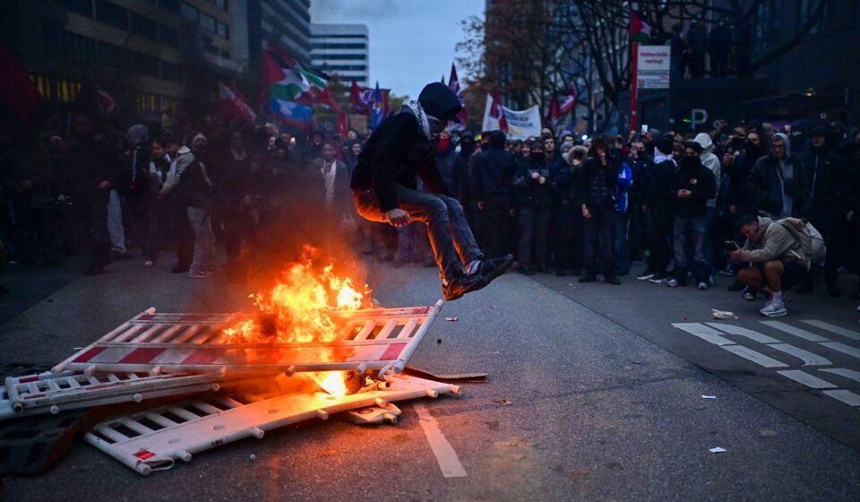 Зумеры против Мерца: в Германии вспыхнули масштабные протесты (фото и видео)