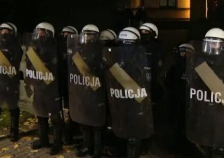 В Польше политический кризис: толпа штурмует Конституционный трибунал (видео)