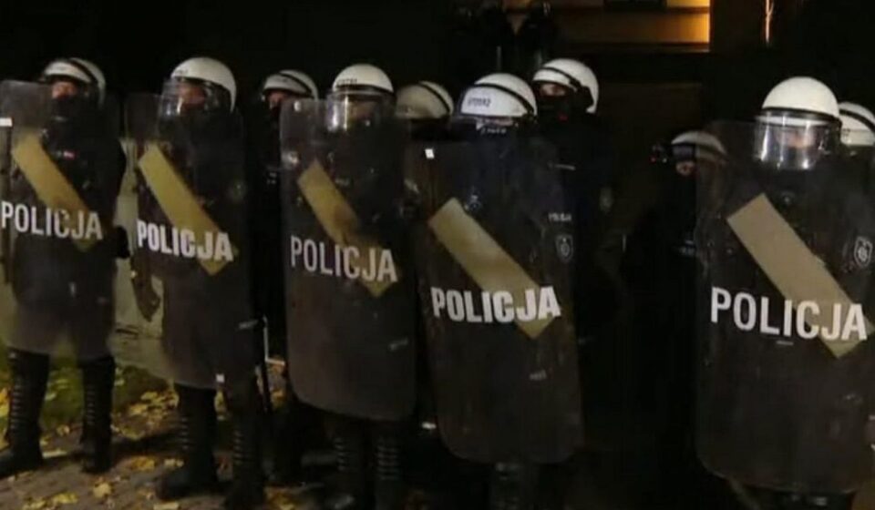 В Польше политический кризис: толпа штурмует Конституционный трибунал (видео)