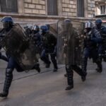 Франция разворачивает 70 тысяч полицейских на фоне протестов, музеи закроют