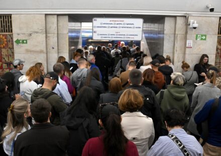 В Киеве из-за удара РФ закрыли станции метро "Черниговская" и "Лесная"