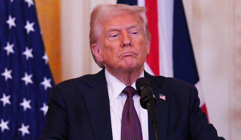 Трамп раздает американцам миллиарды долларов перед выборами
