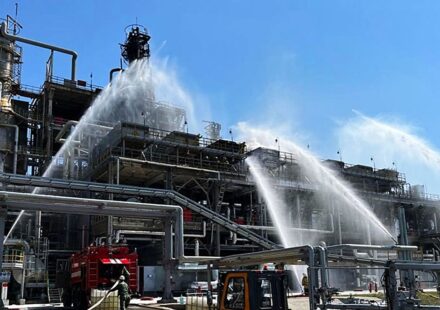 В Ростове после атаки дронов вспыхнул масштабный пожар на нефтяном терминале