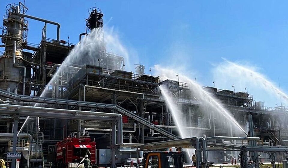 В Ростове после атаки дронов вспыхнул масштабный пожар на нефтяном терминале
