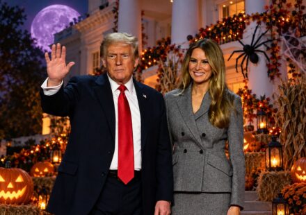 К Трампу и Мелании на Хэллоуин пришли дети в советской форме и кокошнике (видео)