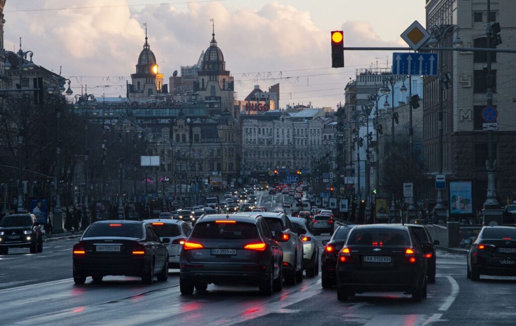 Киев сковали пробки после обстрела: Южный мост перекрыт, метро курсирует не везде