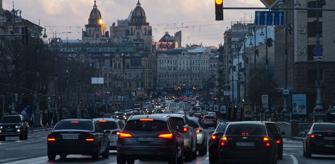 Киев сковали пробки после обстрела: Южный мост перекрыт, метро курсирует не везде