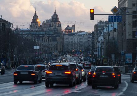Киев сковали пробки после обстрела: Южный мост перекрыт, метро курсирует не везде
