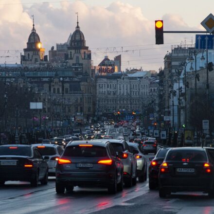 Киев сковали пробки после обстрела: Южный мост перекрыт, метро курсирует не везде