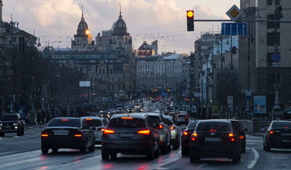 Киев сковали пробки после обстрела: Южный мост перекрыт, метро курсирует не везде
