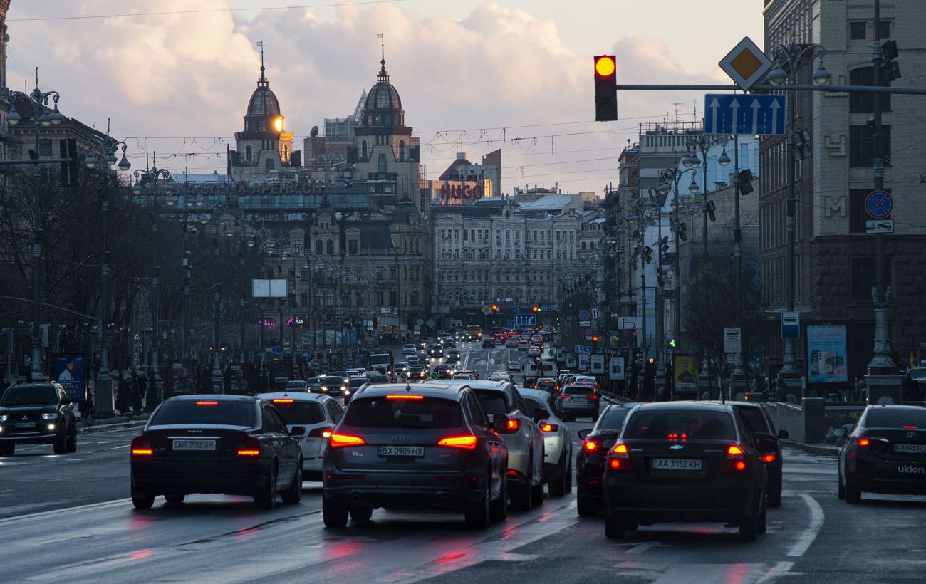 Киев сковали пробки после обстрела: Южный мост перекрыт, метро курсирует не везде