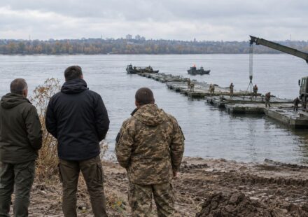 Понтоны в Киеве вместо мостов: помогут ли людям переправы и какие проблемы вероятны