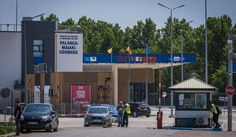 Угроза ударов дронов: Молдова строит укрытия на границе и выводит пограничников