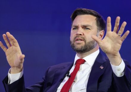 Украина не должна вступать в НАТО, - Вэнс