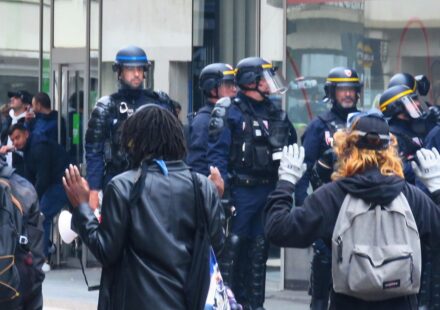Полмиллиона человек вышли на протесты во Франции, города охватили погромы (фото, видео)