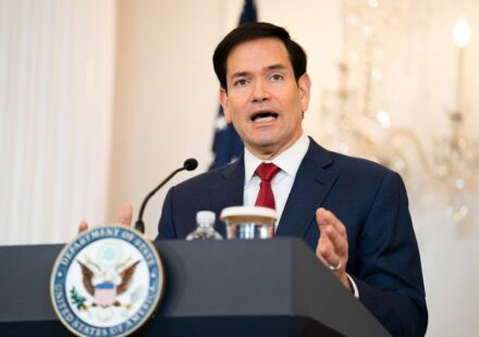 Рубио назвал "очень мудрым" решение Трампа ослабить санкционное давление на РФ