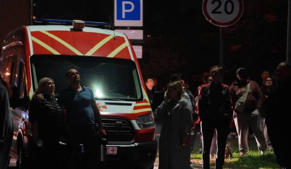 РФ ударила по многоэтажке в Киеве: часть дома разрушена, среди пострадавших дети