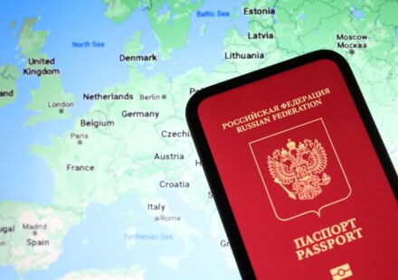 Европа готовит ограничения на въезд россиян из-за угрозы гибридных атак, - Politico