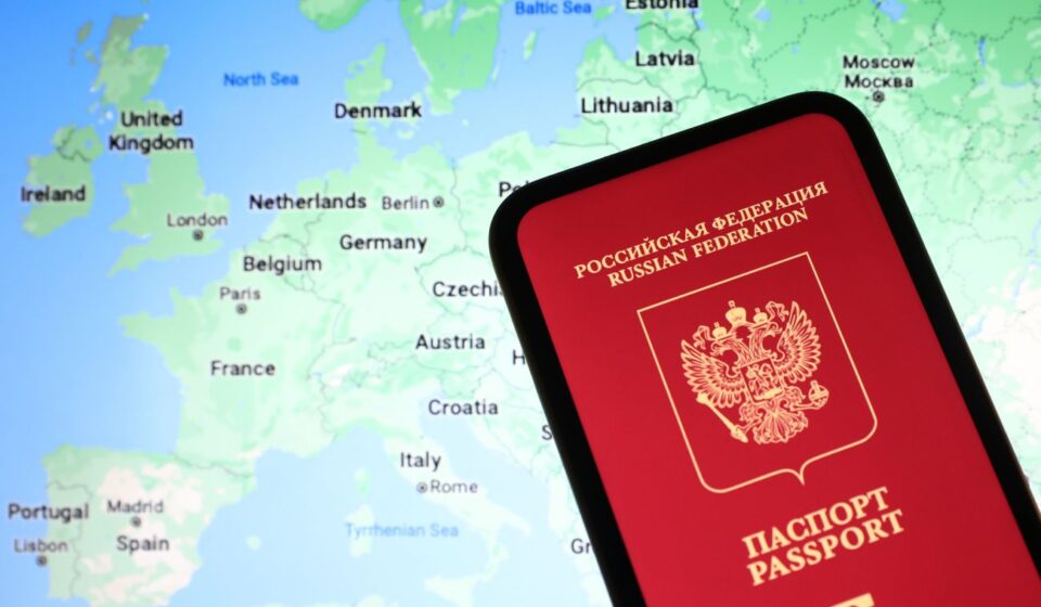 Европа готовит ограничения на въезд россиян из-за угрозы гибридных атак, - Politico