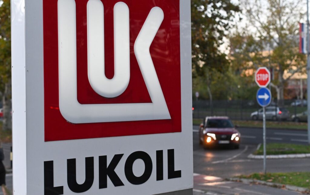 США продлили разрешение на операции с заправками российского "Лукойла"