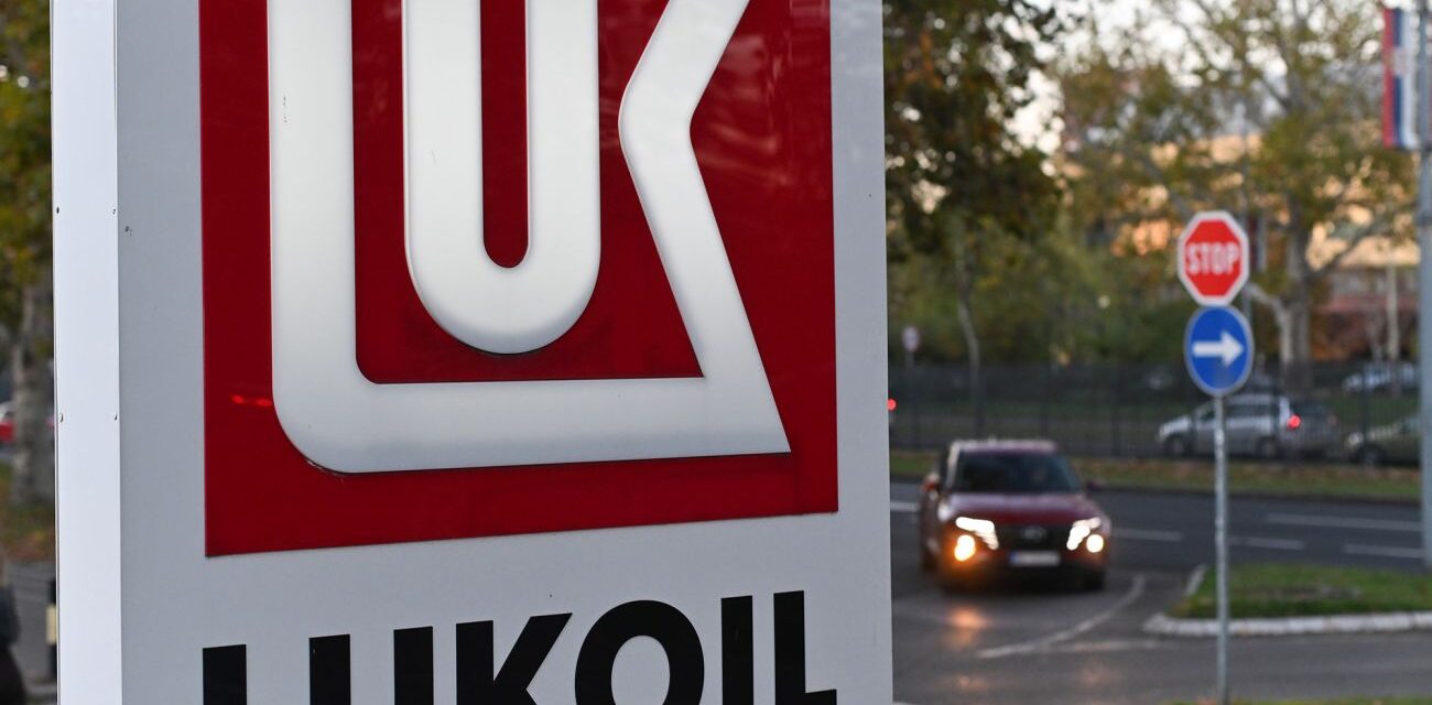 США продлили разрешение на операции с заправками российского "Лукойла"