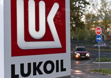 США продлили разрешение на операции с заправками российского "Лукойла"