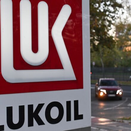 США продлили разрешение на операции с заправками российского "Лукойла"