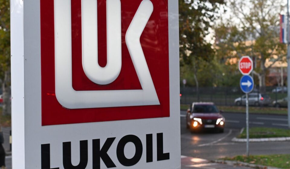США продлили разрешение на операции с заправками российского "Лукойла"
