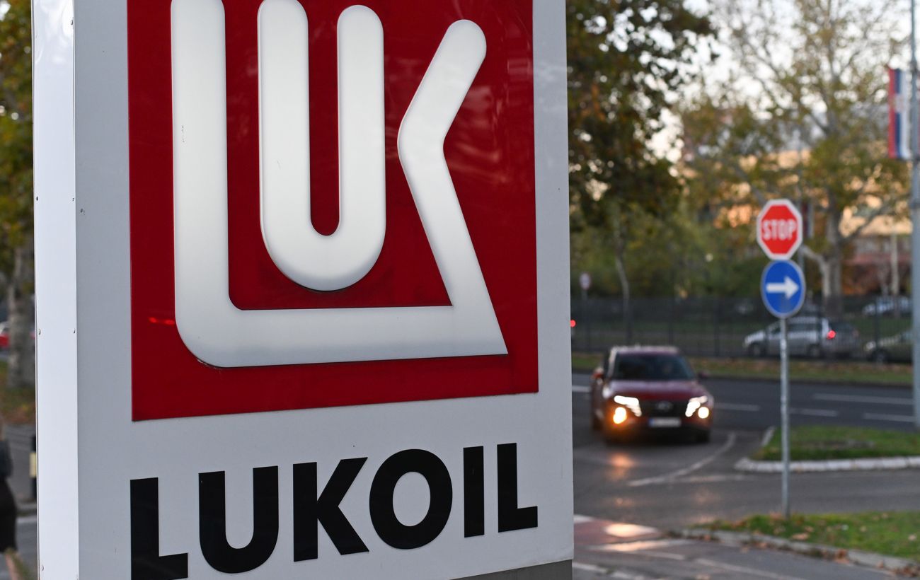 США продлили разрешение на операции с заправками российского "Лукойла"