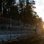 На границе с Беларусью латвийским военным угрожали вооруженные люди в масках