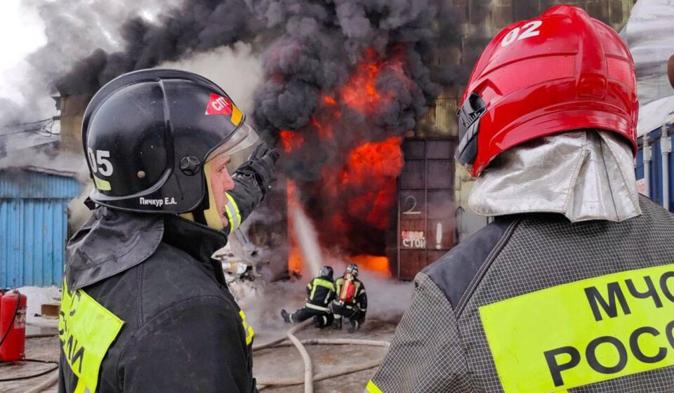 В Самарской области после атаки дронов пылает Новокуйбышевский НПЗ