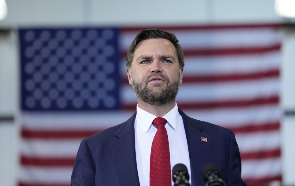 Вэнс назвал причину роста цен на топливо в США и упомянул Украину